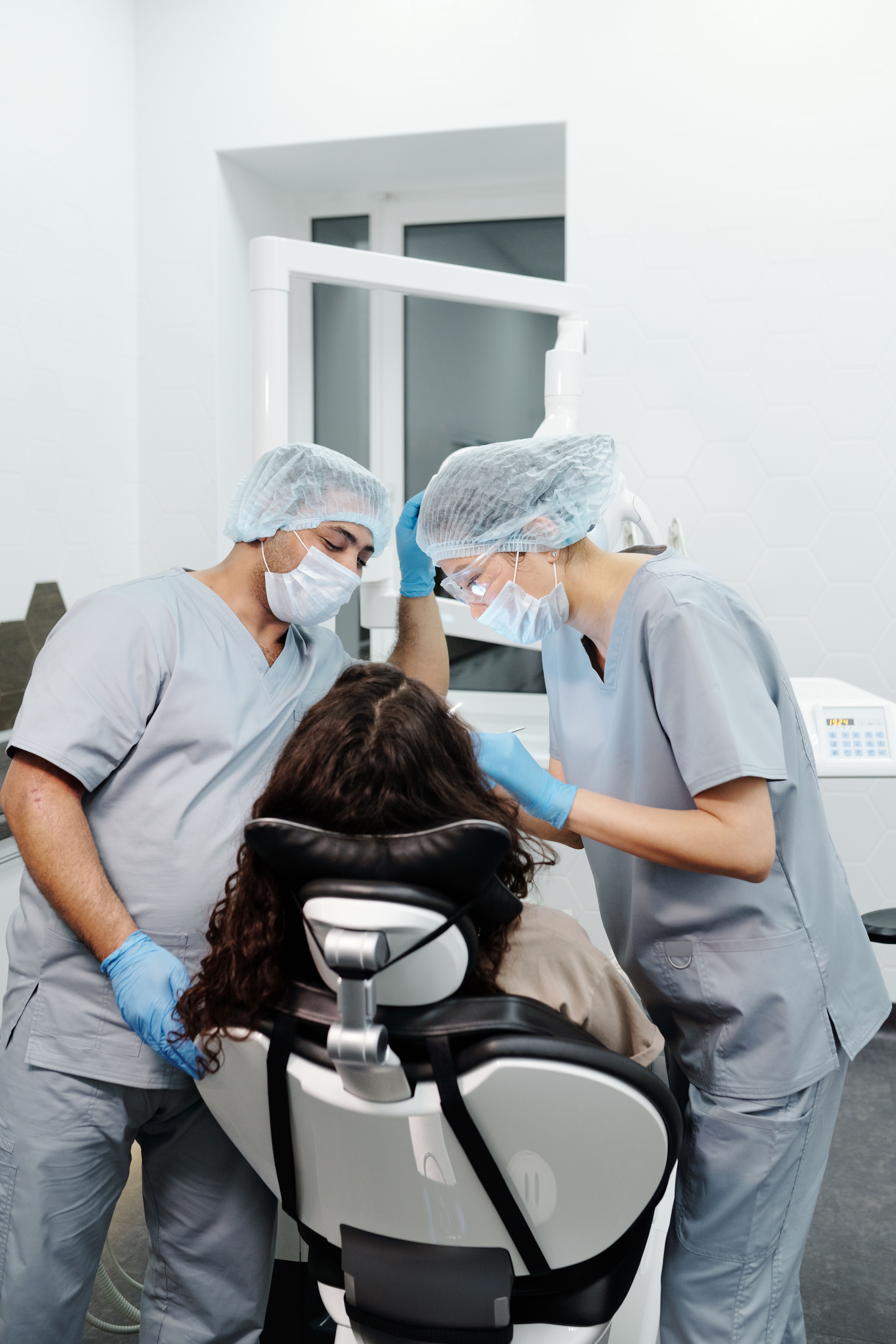 Dentista realizando atendimento cuidadoso