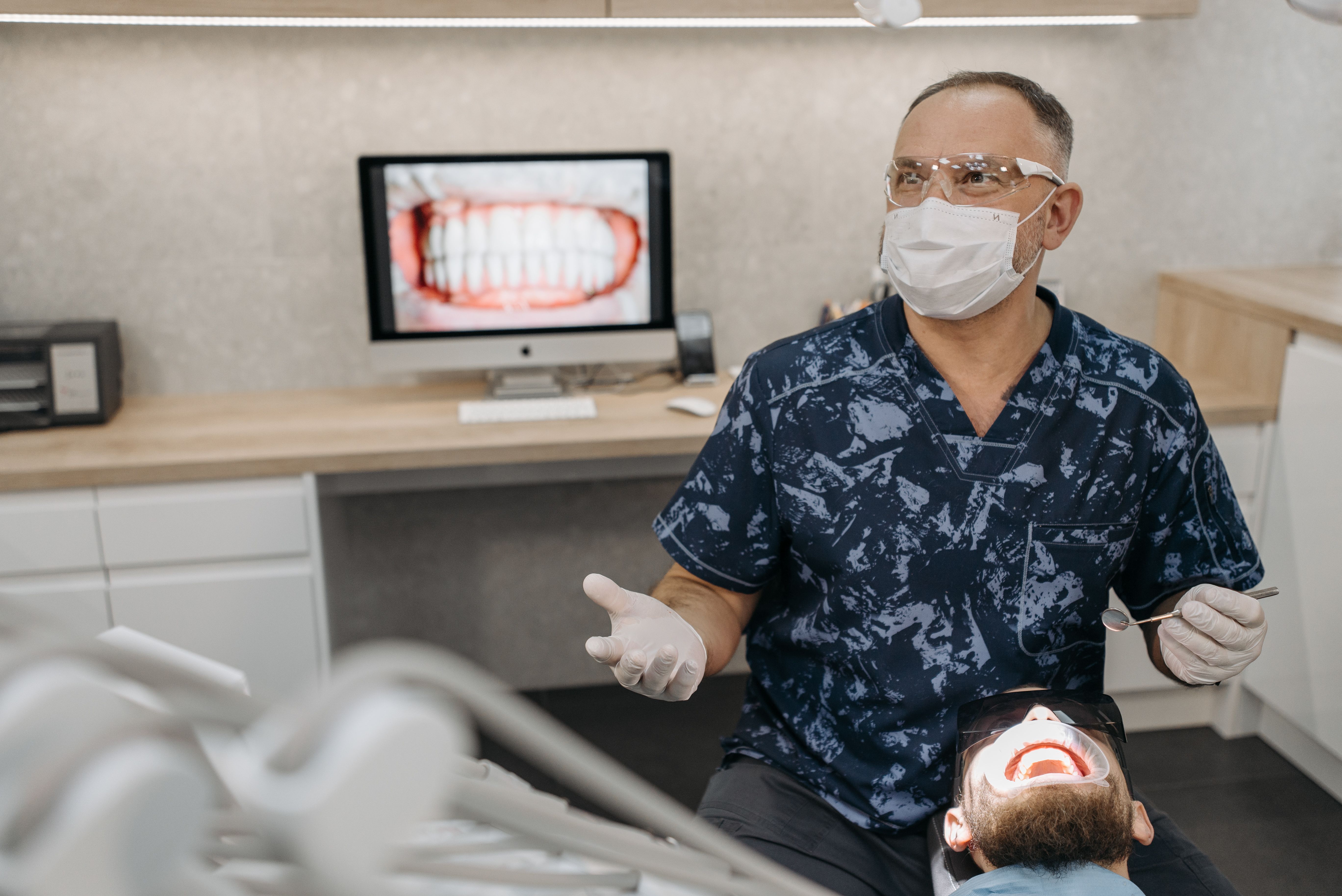Equipamentos odontológicos modernos em consultório de clínica