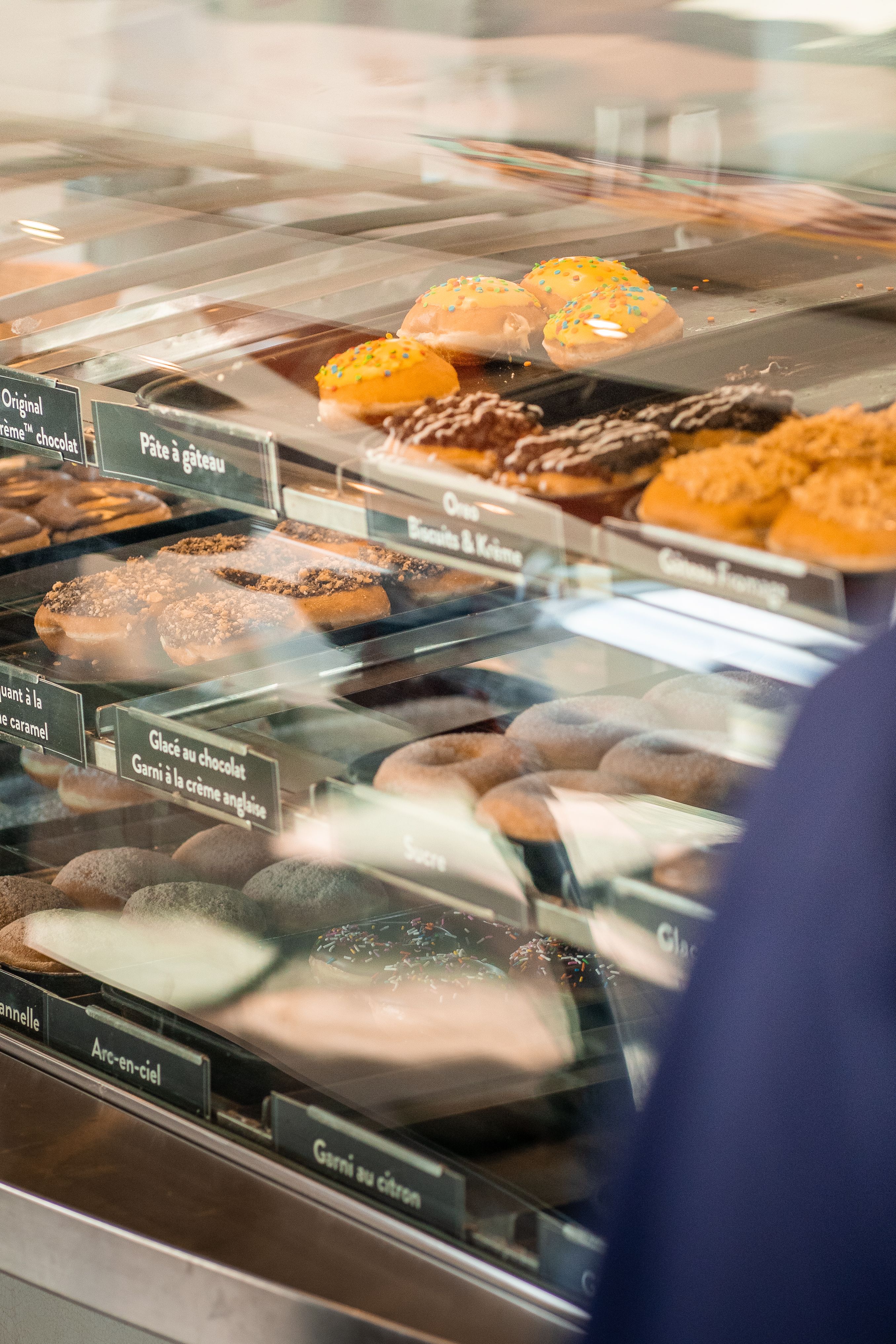 Croissants e pães dourados na vitrine de uma padaria artesanal