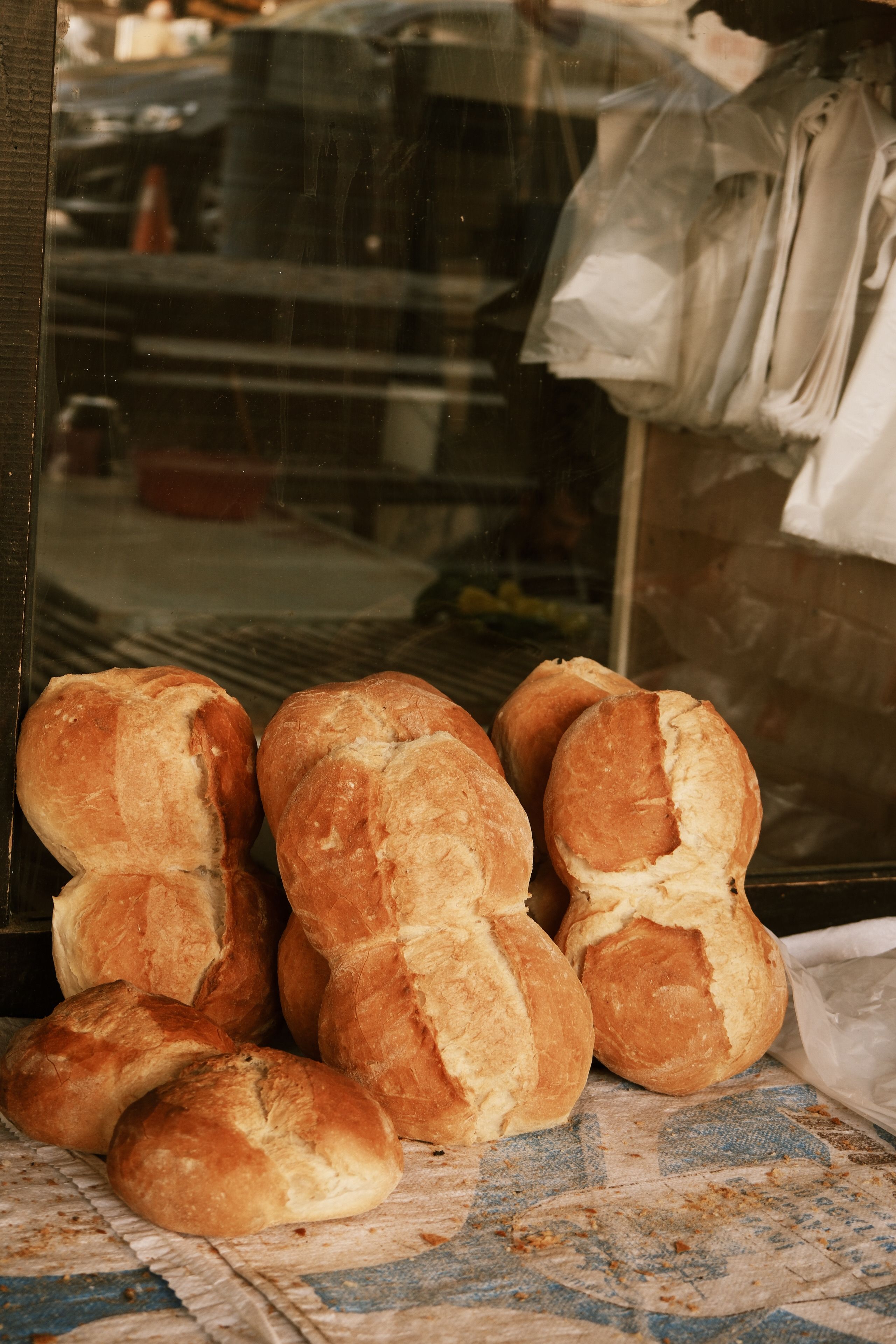 Café fresquinho servido no balcão